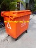 xe thu gom rác 660 lít 4 bánh màu cam.jpg xe thu gom rác 660 lít 4 bánh màu cam.jpg